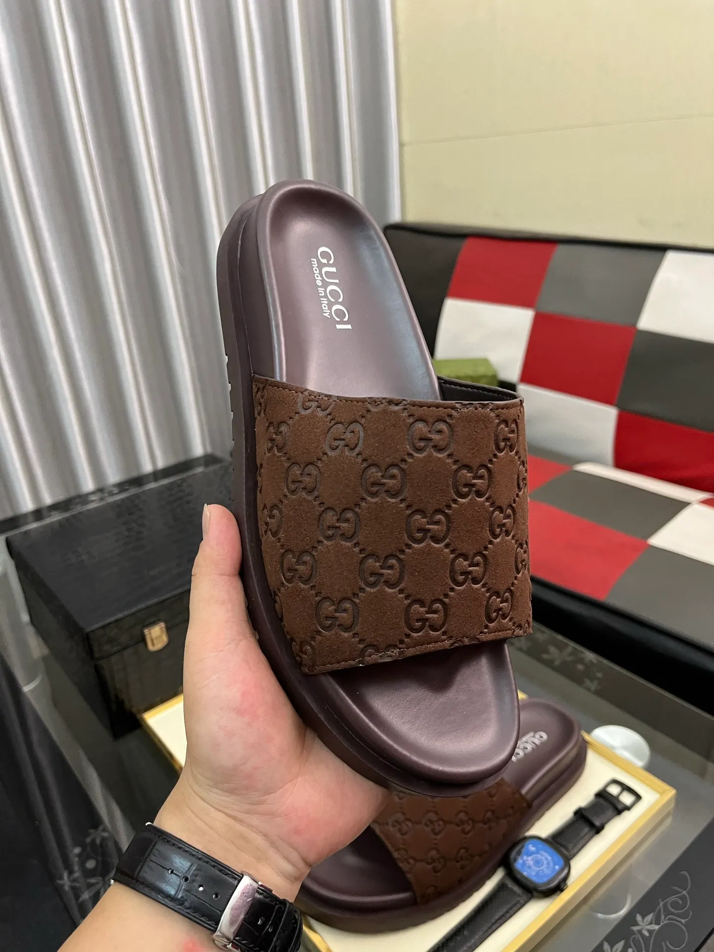 Men's shoes 💰320⌚️⌚️ (gucci-Gucci) New men's slippers, high-end boutique, made of cowhide, with exquisite embossed logo decoration on the upper, fine workmanship, super soft soles, casual, loose and comfortable, a must-have in summer! \nsize：38-44